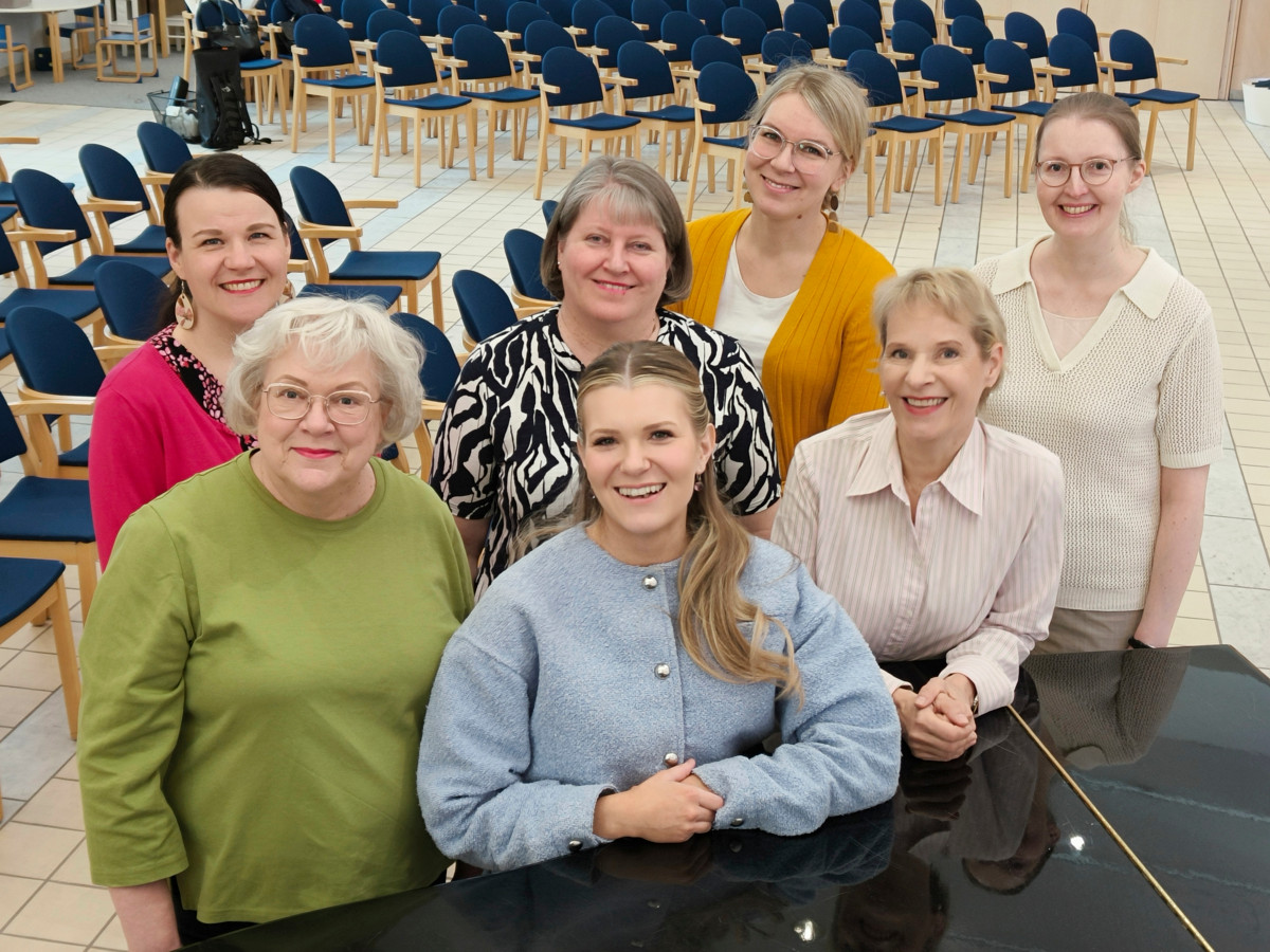 Metrolla musiikkiin - kesäkonserttisarjan kanttorit vas. Katri Vanhamäki (Mikaelin srk), Sirkku-Liisa Niemi (Matteus församling), Mari Lamminen (Mikaelin srk), Liisalotta Lepistö (Vuosaaren srk (edessä), Hanna Virtanen (Mikaelin srk), Kirsi Lemponen (Herttoniemen srk) ja Marika Leino (Herttoniemen srk). Kuva: Outi Jaakkola.