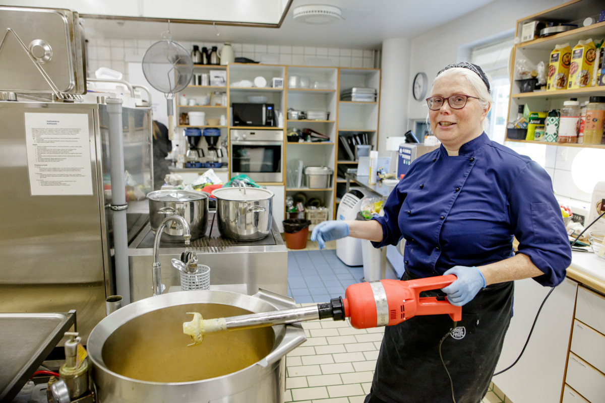 Kokki Liisa Haveri soseuttaa Snellu Cafen keittiössä paahdettua kukkakaalikeittoa.