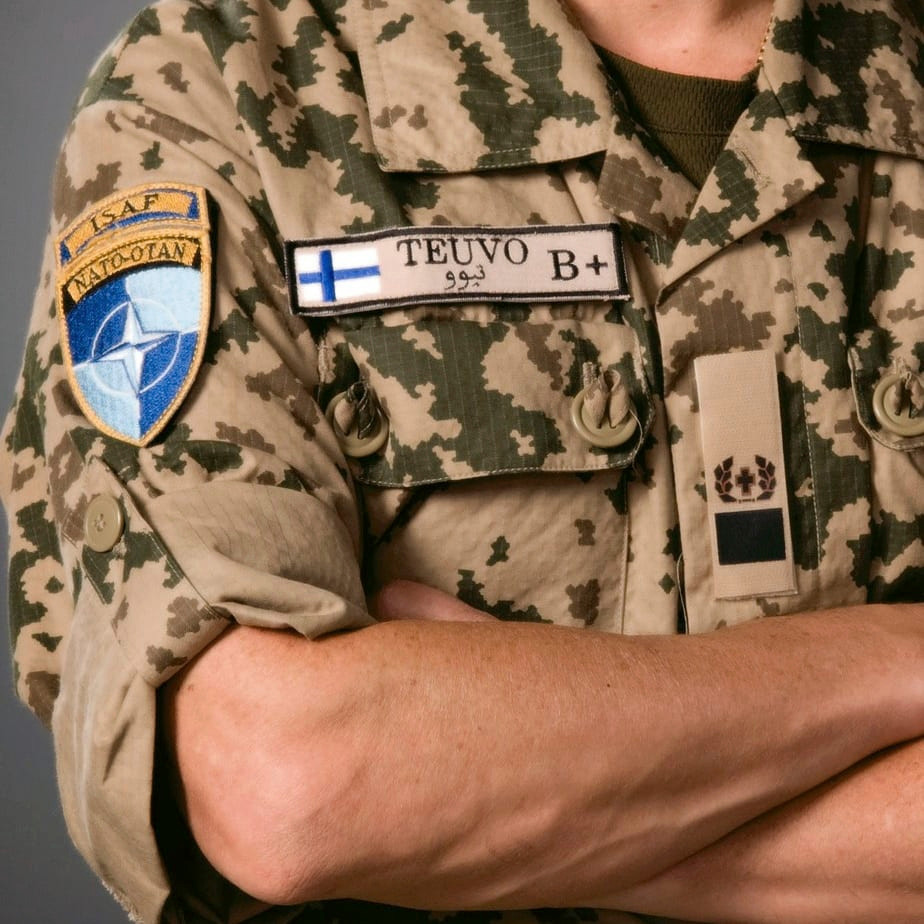 Teuvo V. Riikonen käytti sotilaspappina merkkejä, jotka kertoivat hänen olevan Isaf-joukkojen Nato-sotilas, suomalainen ja sotilaspappi. Ne kertoivat myös hänen etunimensä ja veriryhmänsä.