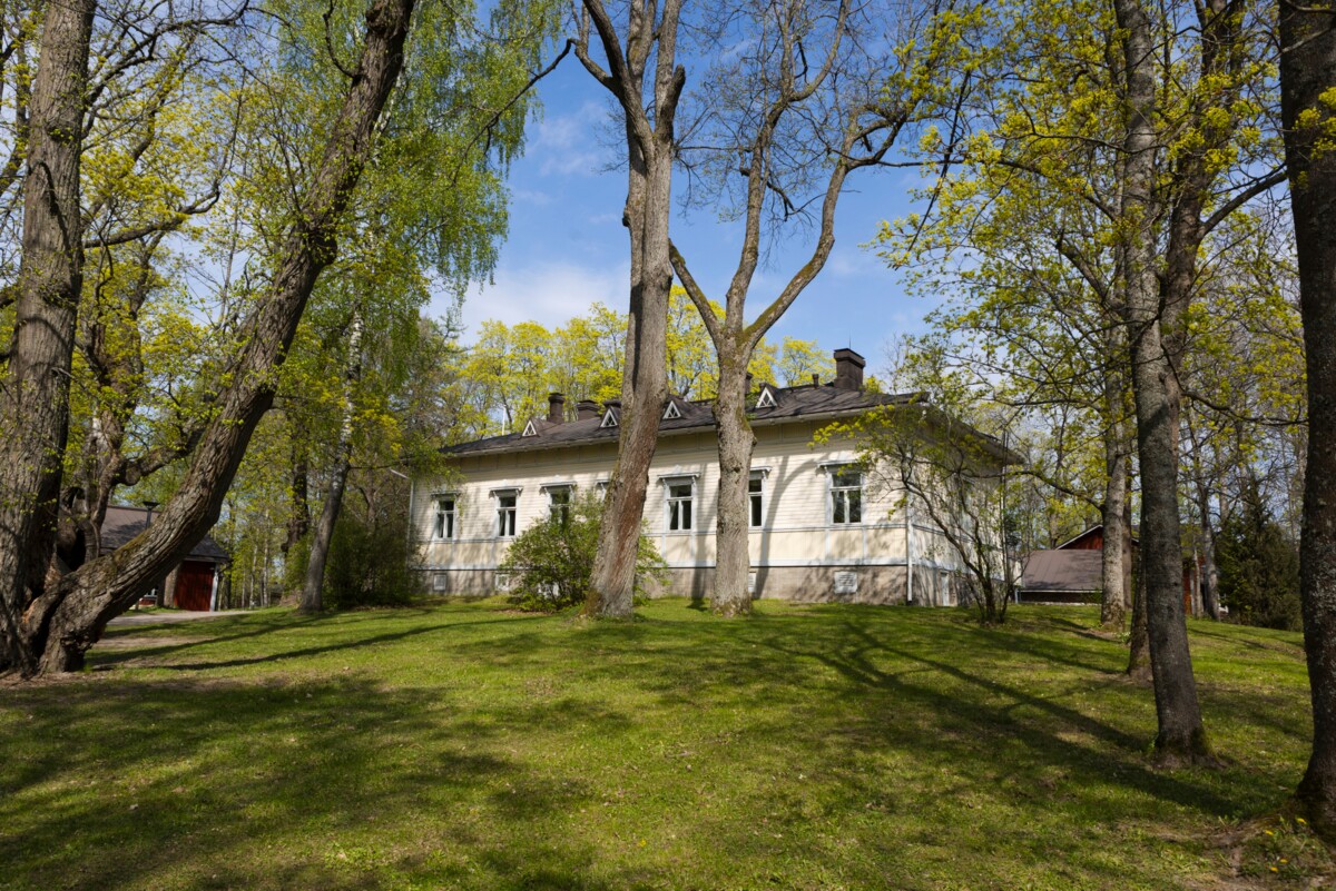 Helsingin pitäjän kirkonkylän pappila on vuodelta 1856.