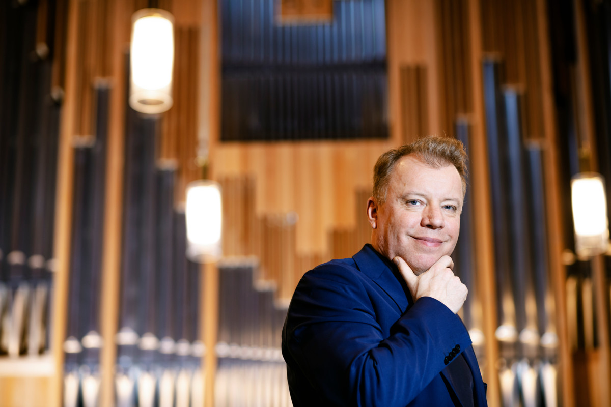 Joulunpyhät töissä oleva Petri Tiainen soittaa urkuja ja pianoa Laajasalon kirkon jouluyön messussa.