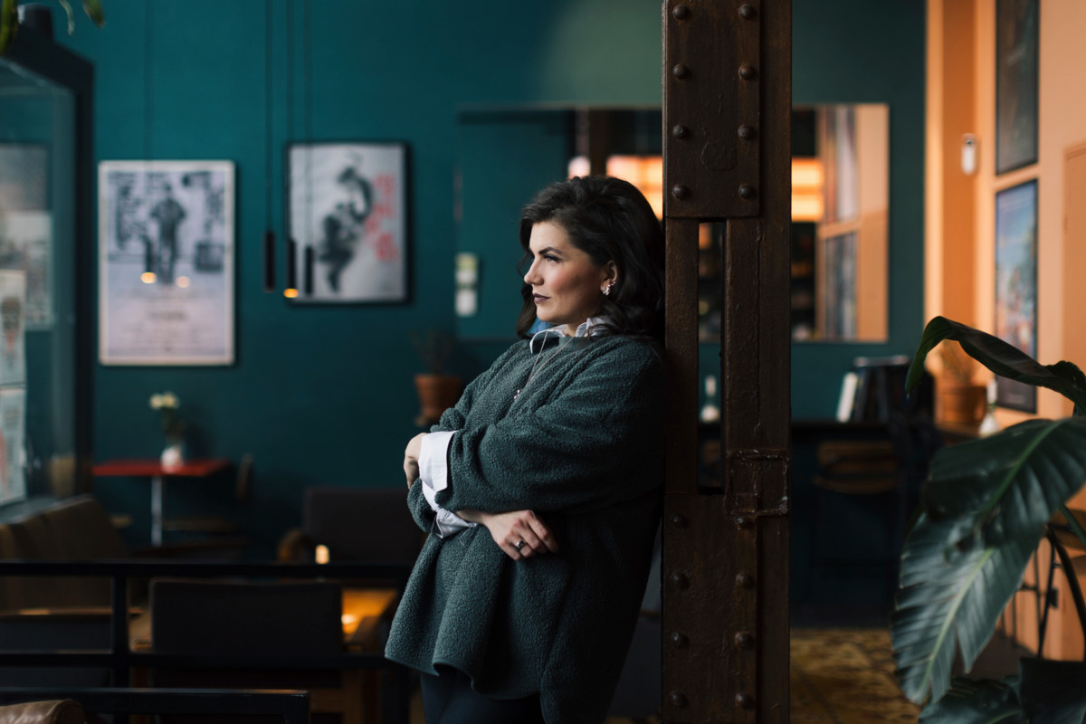 ”Moni lähisukulaiseni kuoli, kun olin pikkutyttö. Olin mukana laittamassa vaaria arkkuun. Kuolema tuntui luonnolliselta asialta”, Suvi Teräsniska kertoo.