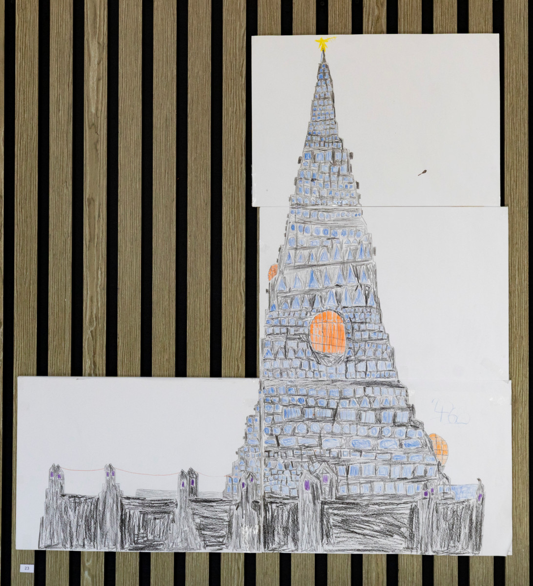 Kirkkotarkastajan piirtämät kirkot ja kellotornit sijaitsevat Pohjoisvalloissa, joka on Ahosen luoma mielikuvitusmaa. Kuvassa on Tikiswakan vesi- ja televisiotorni, jonka kärjessä on tähti, koska rakennus toimii talvisin myös joulukuusena.