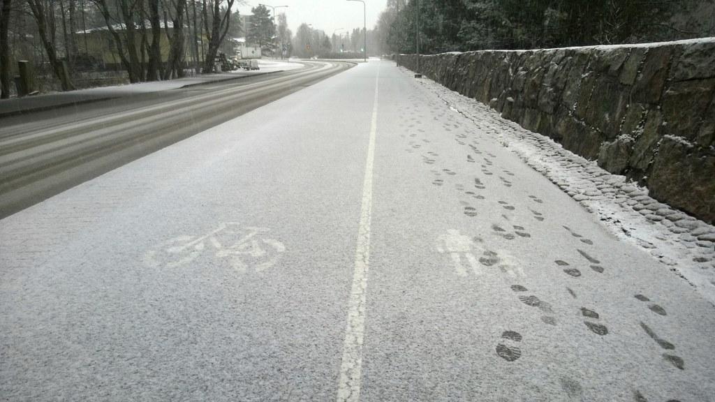 Lainkuuliaiset. Anu Kuru kuvasi pyörätien Malmin hautausmaan vieressä. 