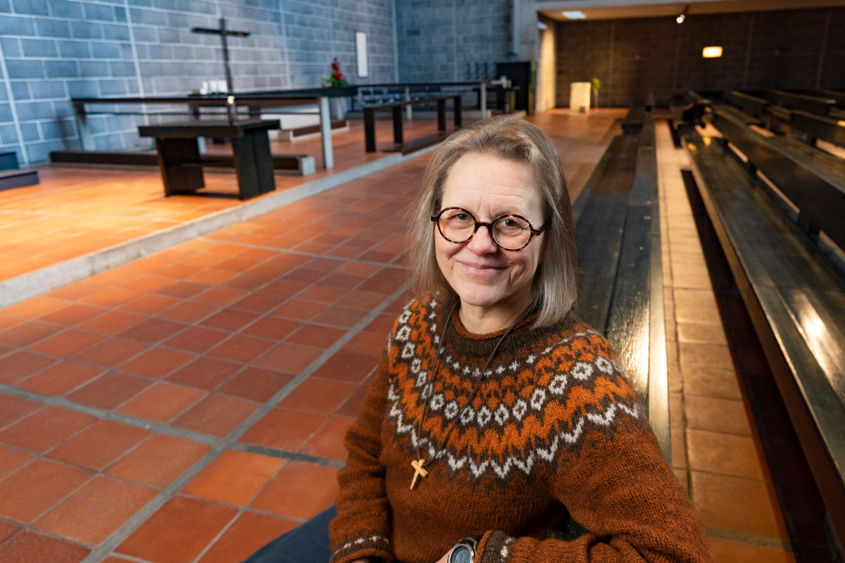 Sini Hulmi viihtyy kirkossa, jossa valo kulkee kulkuaan. 