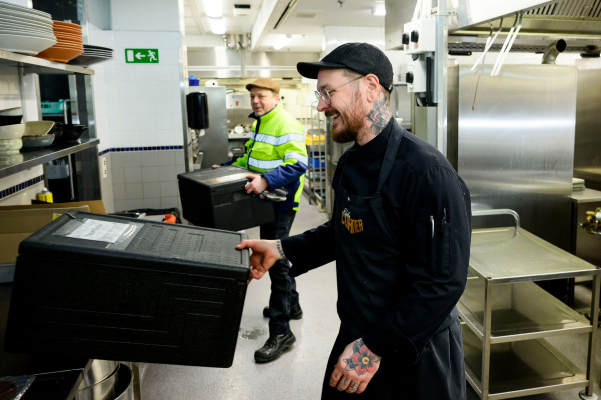 Keittiömestari Janne Luoma (oik.) antoi edellisen päivän hävikkiruoan eli maa-artisokkakeiton Stadin safkan logistiikkakoordinaattori Mikko Kotavuolle. Kotavuo toi samalla Dylan Corner -ravintolaan tyhjän kylmälaatikon, johon seuraavan päivän hävikit pakataan.