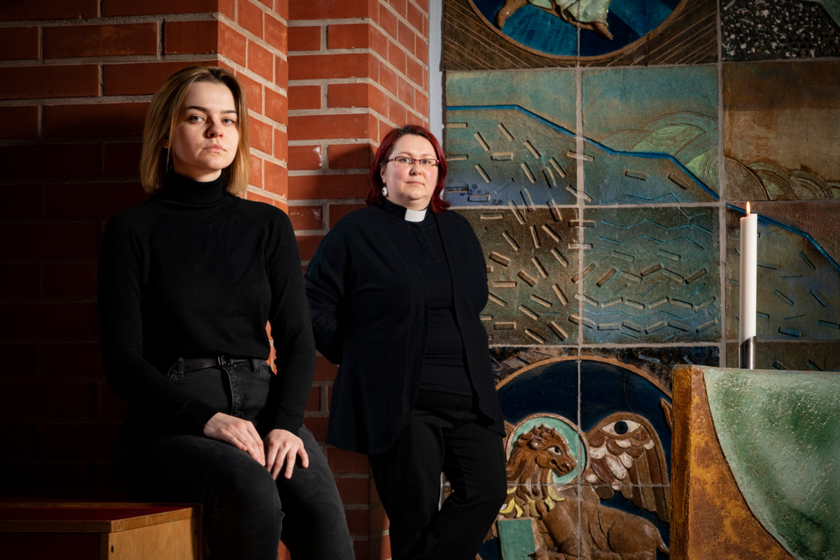 Tatiana Butserka ja pappi Anna Lewing Matteuksen kirkolla, jossa venäjänkielisellä seurakuntayhteisöllä on paljon toimintaa. Butserka on huolissaan ukrainalaisesta isästään.