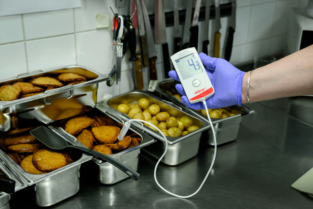 Volga Beader mittaa juuri kouluilta tuotujen edellisen päivän lounailta ylijääneiden ruokien lämpötilaa ja varmistaa, ettei kylmäketju ole katkennut.