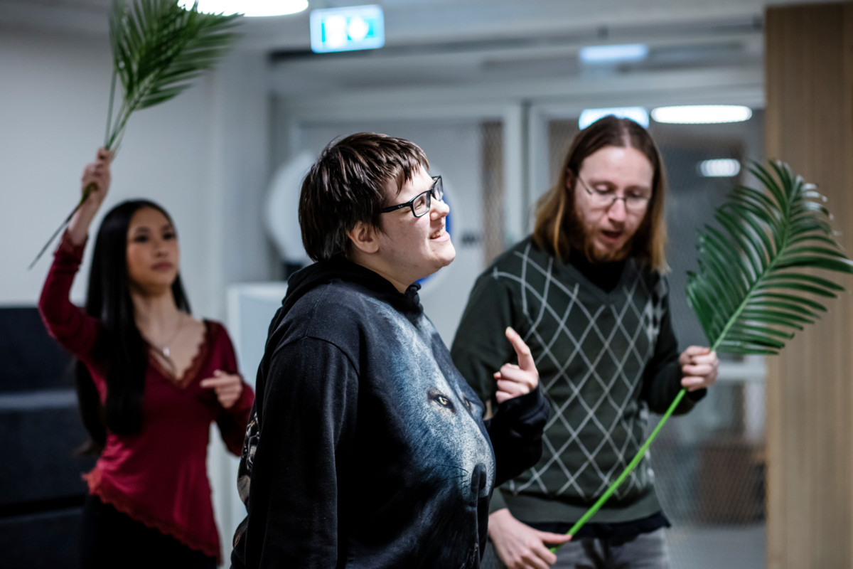 Johanna Vu (vas), Miksu Väkiparta ja Julius Jaakkola harjoittelivat maaliskuussa Seuraajat-näytelmää.