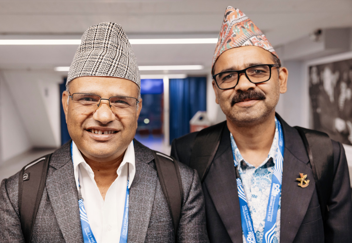 Mukunda Sharma (vas.) ja Yubaraj Devkota ovat entisiä hinduja ja nykyisiä helluntaipastoreita Nepalista.