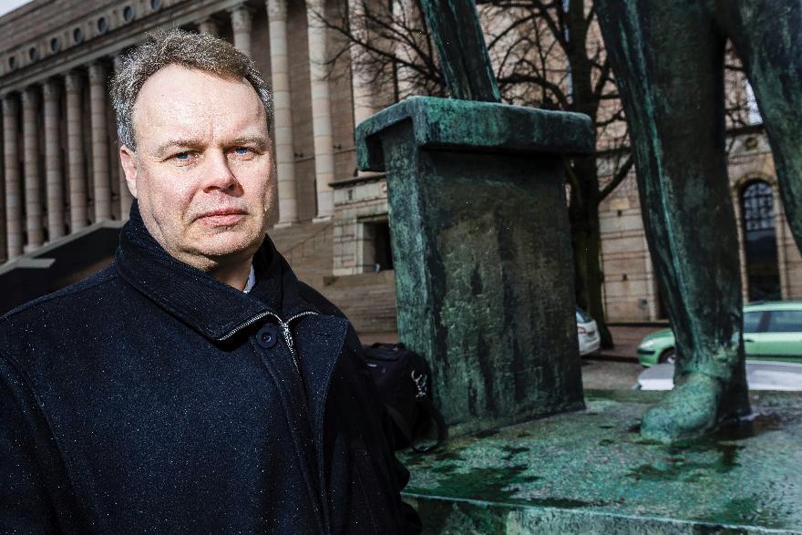 Sosiologian professori Juho Saari evästää tulevia päättäjiä. Kuva: Jukka Granström