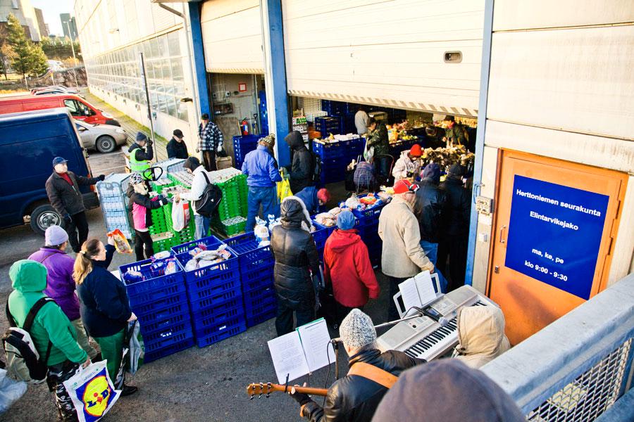 Nälkäjono. Köyhyystyöryhmän mukaan yhteiskunnan hyvinvointia ja tilaa tulee arvioida vaikeimmassa asemassa olevien näkökulmasta. Kuvassa jaetaan elintarvikkeita Herttoniemen seurakunnan leipäjonossa Myllypurossa vuonna 2012.