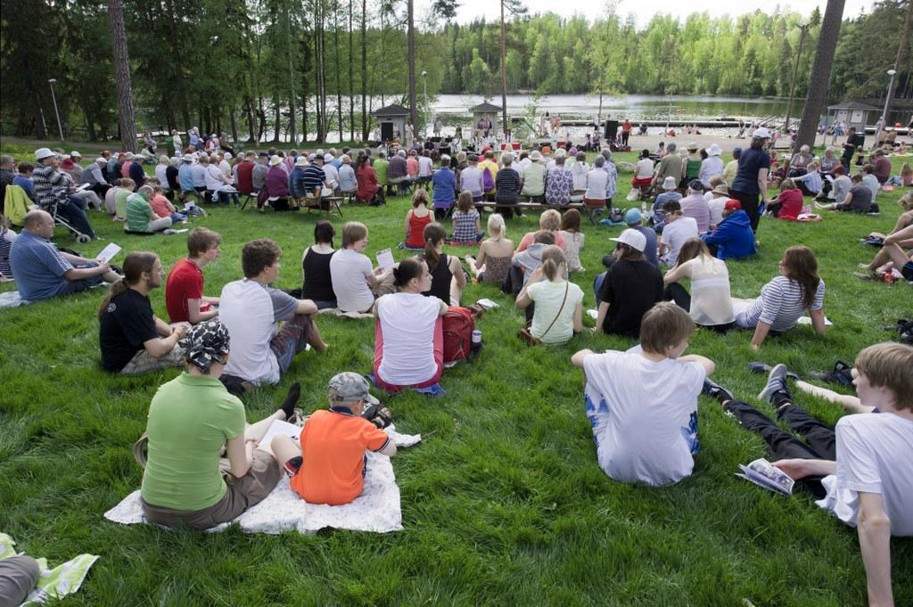 Vuonna 2012 Suvivirttä laulettiin Kuusijärvellä helteisessä säässä. Kuva Markku Mattila.