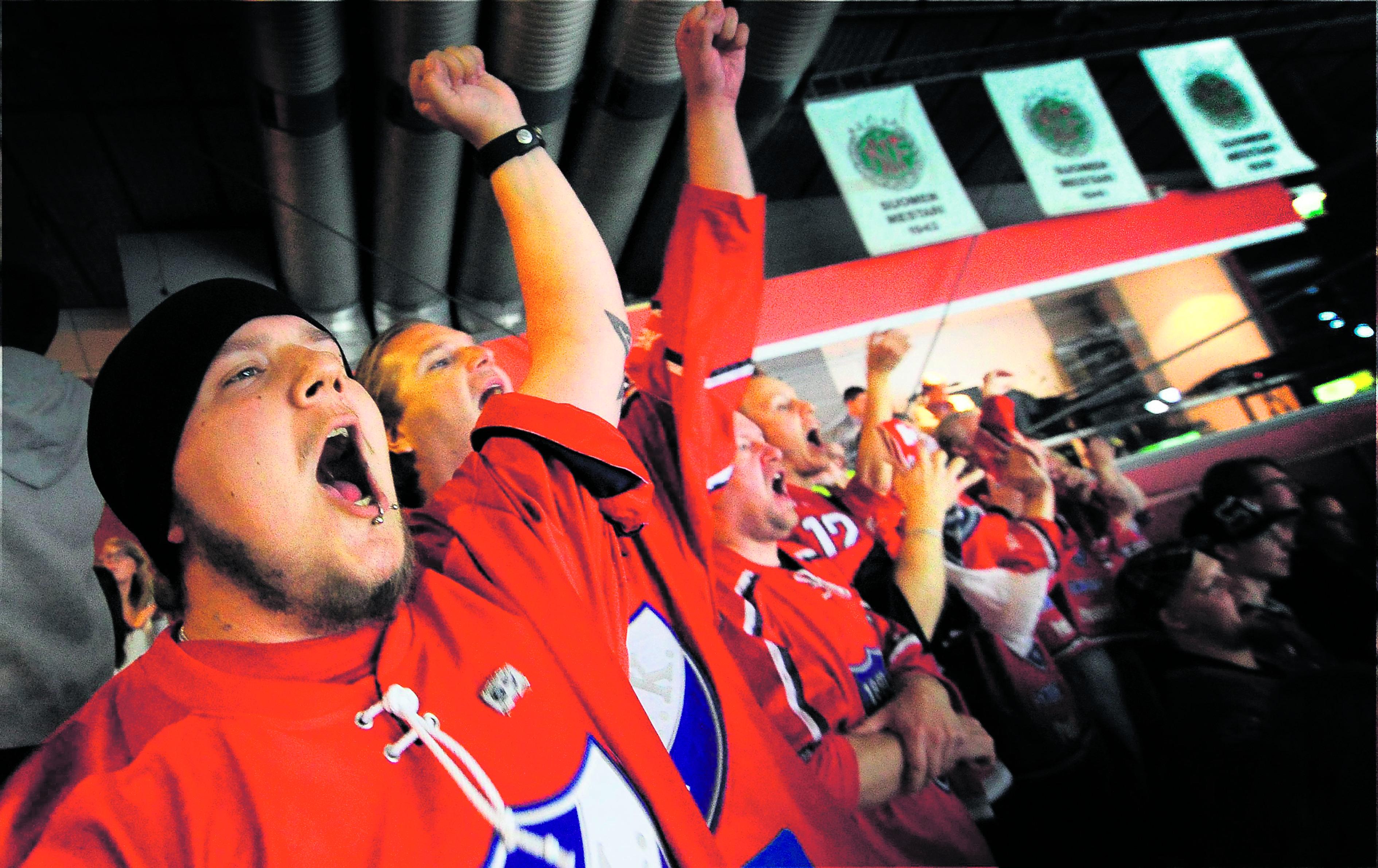 Tuuletus. Juha Lehto juhlii HIFK:n tekemää maalia jääkiekon SM-liigan avauskierroksen ottelussa HIFK-Jokerit. Urheilun rituaaleja ovat esimerkiksi yleisön tekemät ”tuuletukset” ja ”aallot”. Useiden tutkijoiden mukaan rituaalit ovat perustavampi ilmiö kuin uskonto.