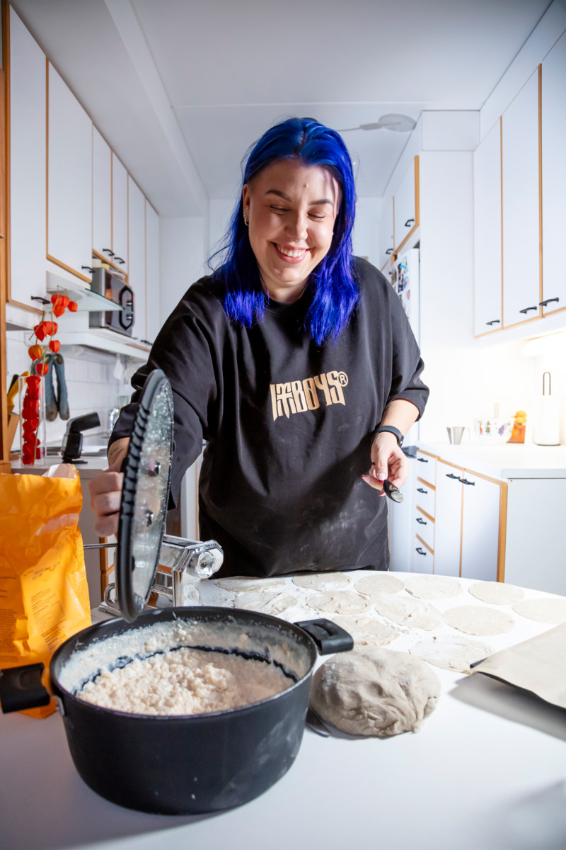 Kämppiksen kanssa television katsominen, sauvakävely ja vesijuoksu kuuluvat Aino Silkelän harrastuksiin. Karjalanpiirakoiden tekeminen on tapa rentoutua.