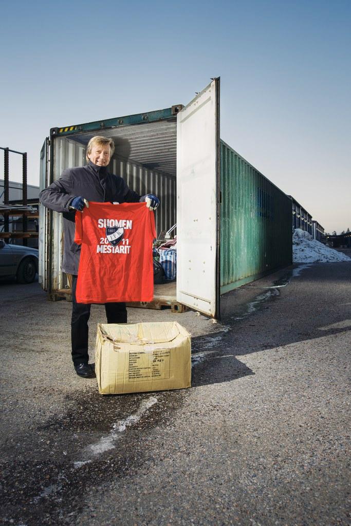 Kontti vie Gambiaan monenlaista käyttötavaraa. Mukaan mahtuu myös T-paitoja, esittelee Timo Nevalainen.