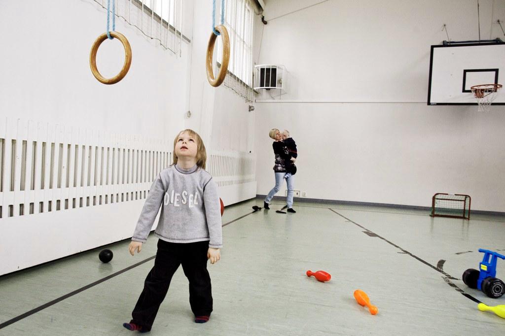 Vaihtelua omaishoitoon. Vartiokylän kirkon jumppasali oli ahkerassa käytössä omaishoitajien virkistyspäivänä. Oskar viihtyi renkaissa sillä aikaa kun Aapo sai lohtua lastenohjaaja Päivi Lindbergin sylissä.