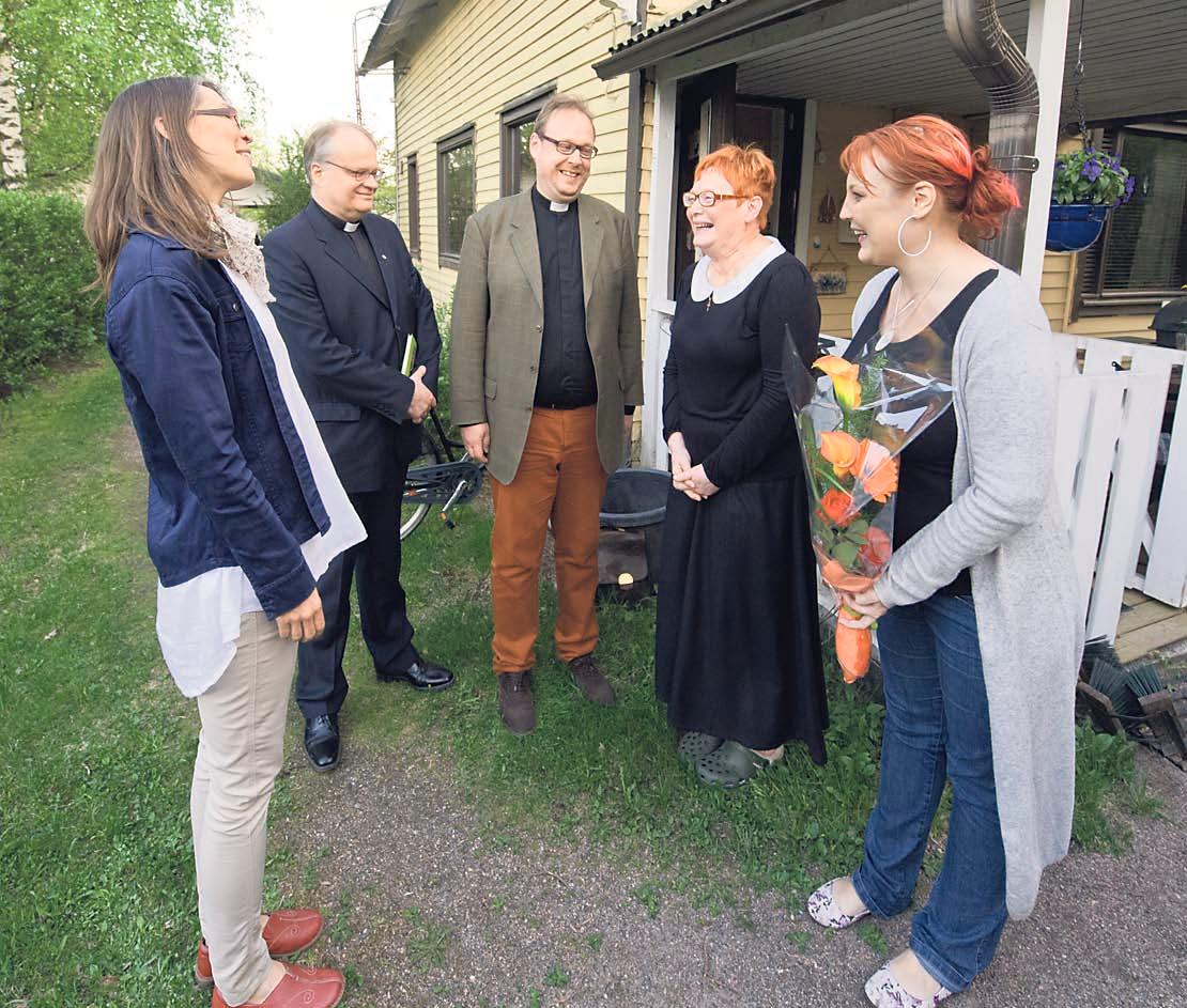 Pirkko Yrjölää onnittelemassa Korson seurakuntaneuvoston jäsenet Sara Nummi (vas.) ja Eve Rämö (oik.) sekä lääninrovasti Jukka Nevala ja Korson vt. kirkkoherra Juha Ropponen.