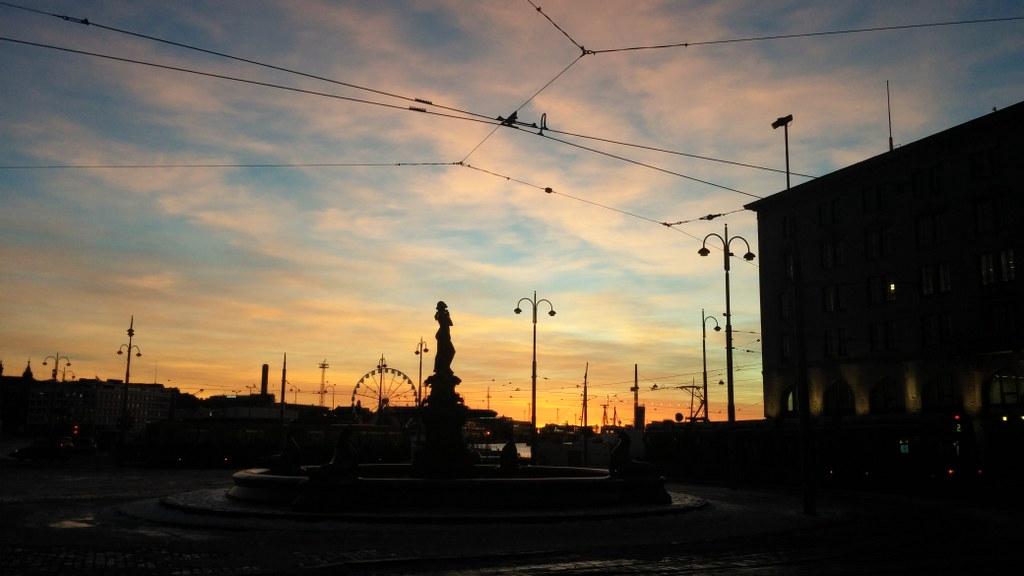 Aamun värit. Pihla Tiihonen kuvasi auringonnousun Kauppatorilla. 