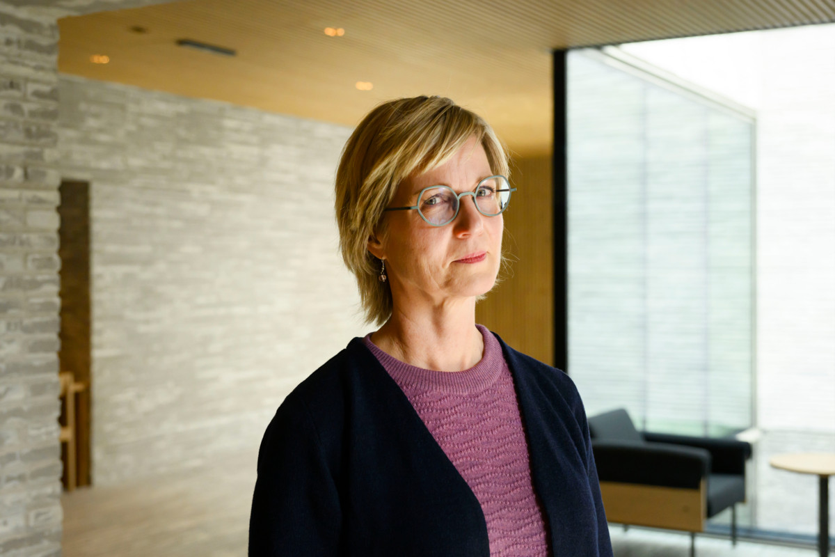 Johtajalääkäri Laura Pikkarainen Helsingin uuden vainajatilan aulassa. ”Helsingin kaupungin tiloissa vainajia säilytetään keskimäärin neljä viikkoa, osa on säilytyksessä jopa useita kuukausia.”