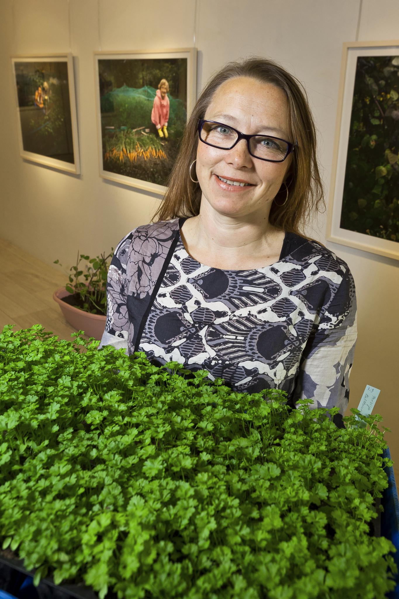 Valokuvaaja Sanni Seppo tunnustaa hurahtaneensa palstaviljelyyn täysin. Hän on myös tallentanut tuokiokuvia viherpeukaloiden hetkistä harrastuksensa äärellä kirjaansa. Kuva: Jukka Granström