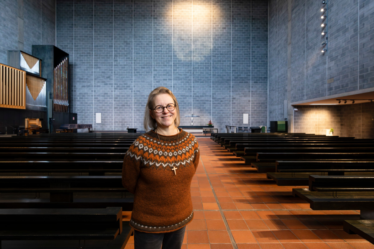 Tapiolan kirkko ei ole kaikkien makuun. Sini Hulmi ajattelee, että Aarno Ruusuvuoren arkkitehtuuri on hitaasti avautuvaa sorttia.