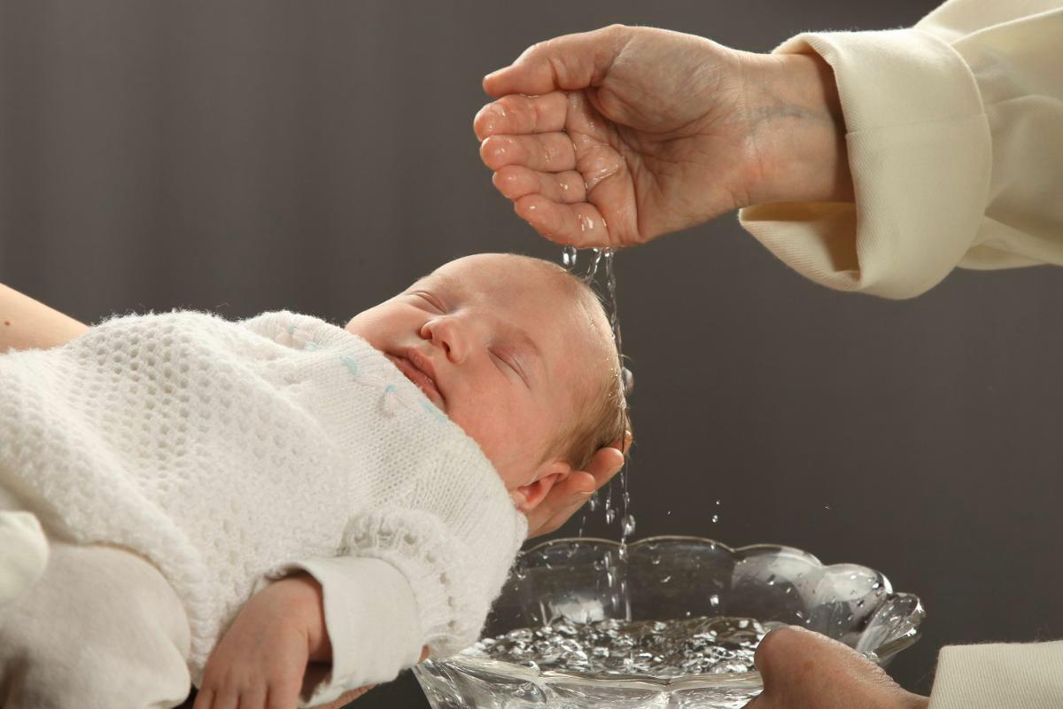 Kasteessa lapsi kutsutaan nimeltä. Pastori Jarmo Kokkosen mukaan tällä tuetaan lapsen itsemääräämisoikeutta.