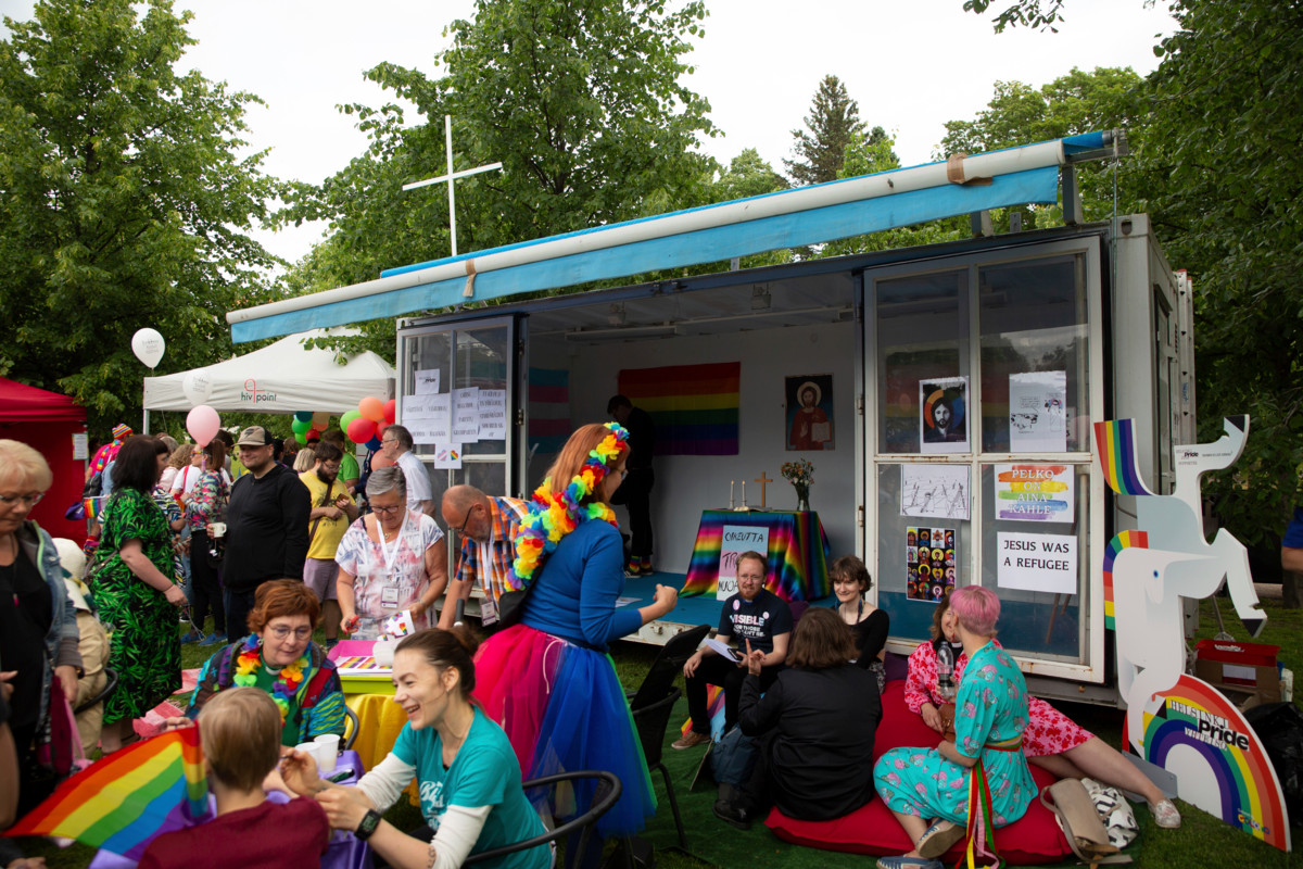 Seurakunnat ovat olleet mukana Pride-kulkueessa ja puistojuhlassa. Kuva vuodelta 2019. 