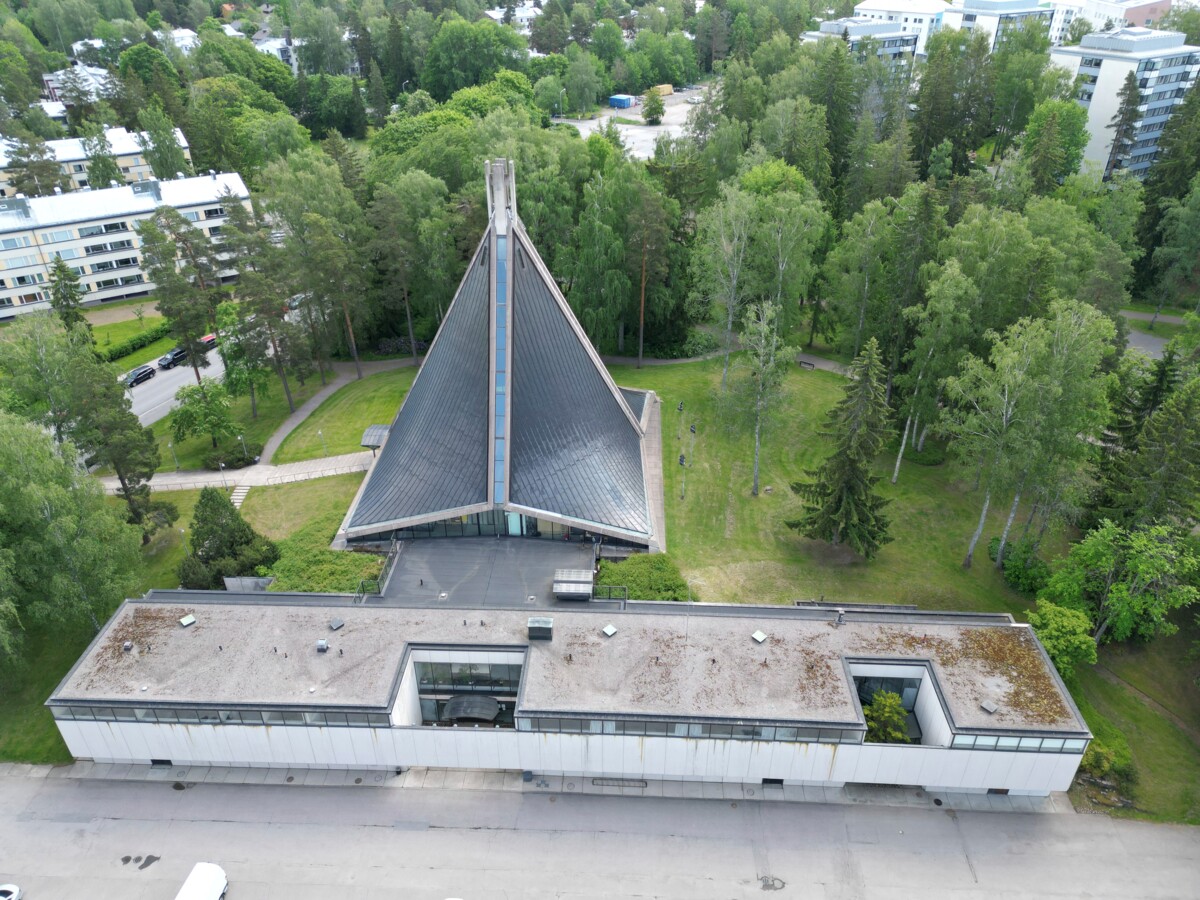 Kannelmäen kirkko ja seurakuntakeskus.