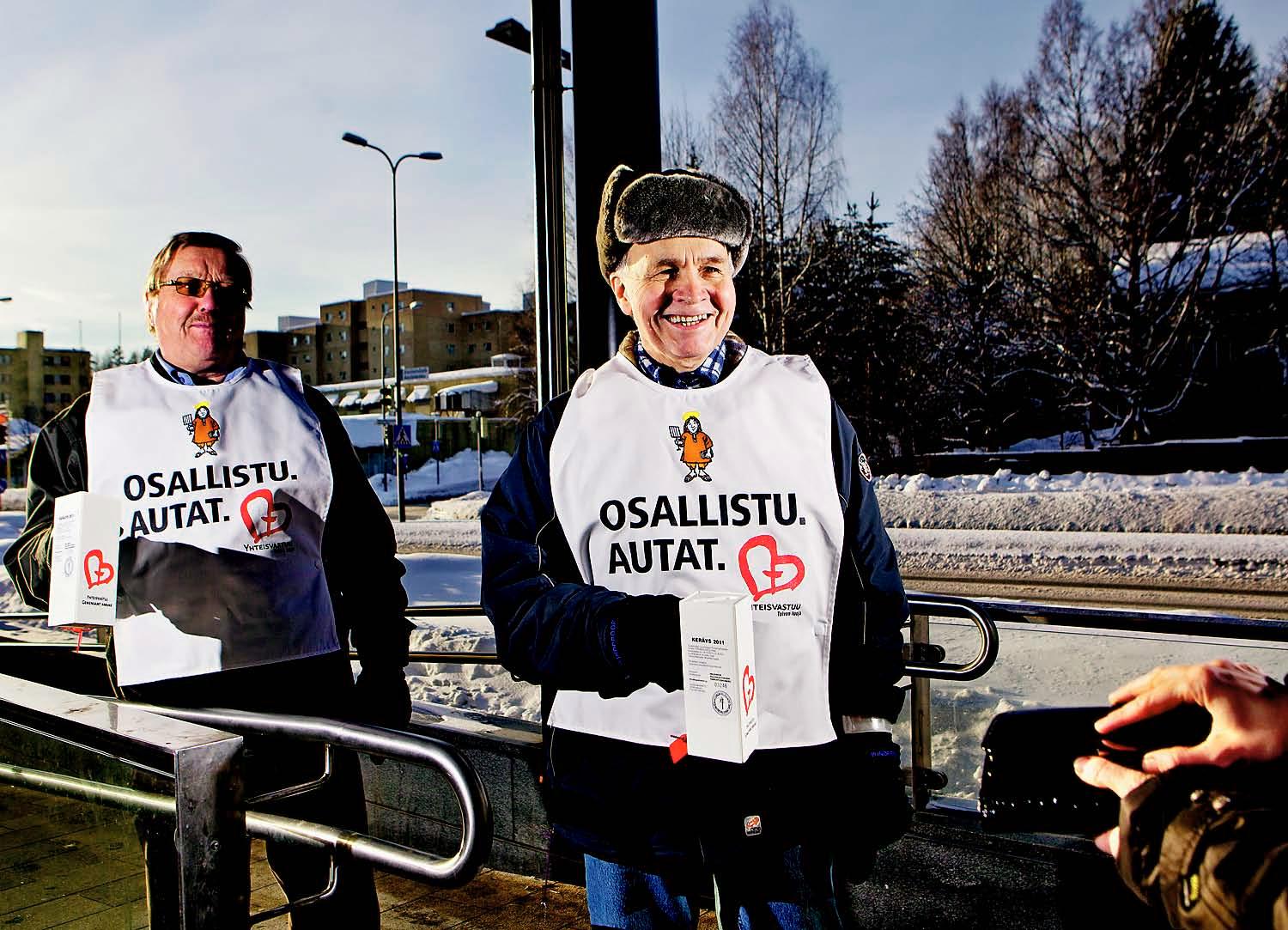 Kalevi Peltonen ja Unto Kankimäki päivystävät marketissa.