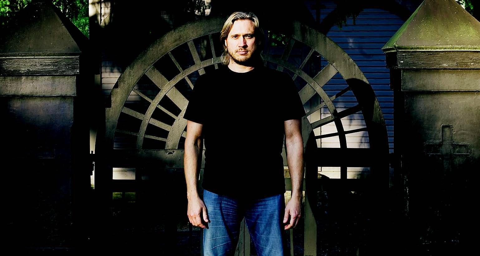 Samuli Edelmann kääntää vanhat virret yksilöllisiksi, elämän uurruttamiksi kokemuksiksi.