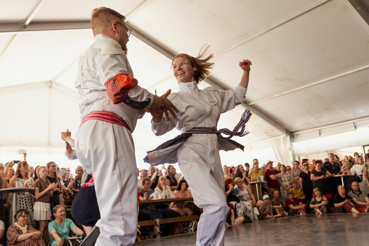 Karoliina Sainion ja Riku Inkisen askeltekniikka ja iloinen show veivät voittoon Kaustisen kansanmusiikkifestivaaleilla viime kesänä.