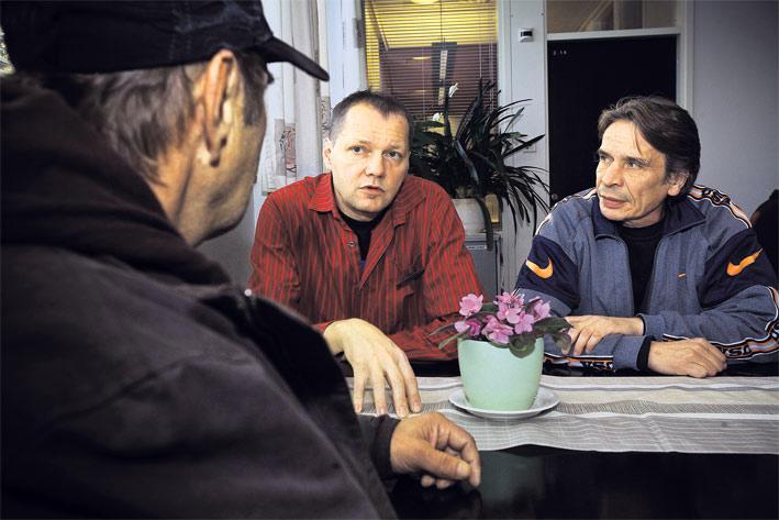 Tukea asunnottomille. Diakoni Kimmo Kajos istahti juttelemaan Hermannin diakoniatalon asiakkaiden kanssa. Kuva: Jukka Granström