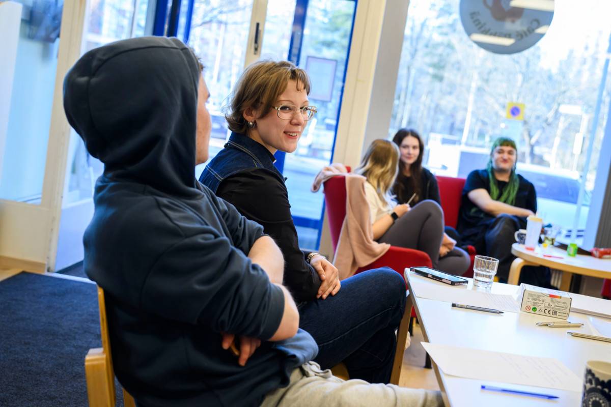 Tatiana ”Tanja” Blaginina vetää joka toinen perjantai kokoontuvaa Pähkinä-ryhmä, jossa tehdään jotakin mukavaa yhdessä ja keskustellaan venäjäksi. Venäjänkielinen toiminta kokoaa ihmisiä eri kulttuuritaustoista, sillä venäjää puhutaan varsin monessa maassa.