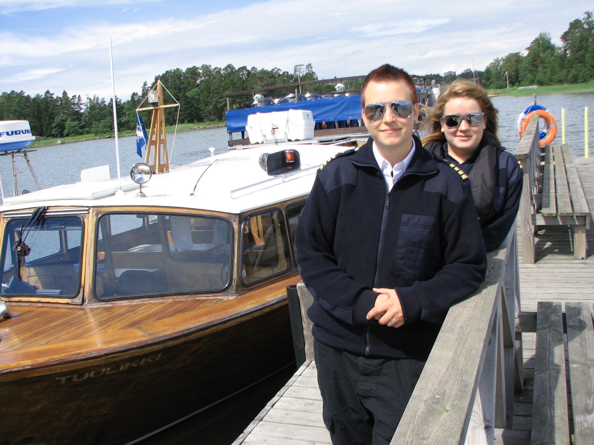 Kippari Laura Barnes ja kansityttö Riia Leppänen vievät matkailijoita saaristoon M/S Tuulikilla. (Kuva: Paula Huhtala)
