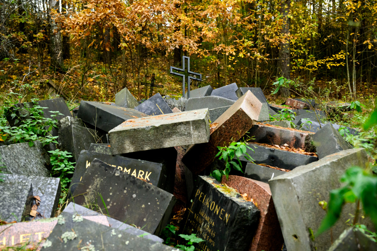 Malmin hautausmaan niin sanottu hautakiven hautausmaa, jonne päätyvät kaikki hautausmaalta pois otetut kivet joista omaiset eivät ole huolehtineet. Tässä kasassa on yli 25 vuotta sitten pois otettuja kiviä 