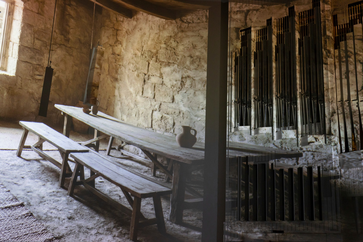 Rekolan seurakunnan pääsiäisyön messussa kirkkosalin seinälle projisoidaan kuvia.