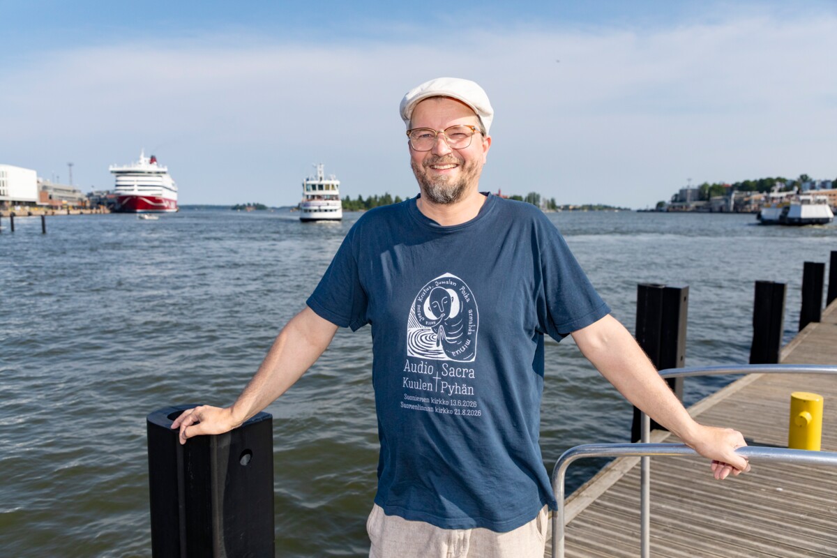 Pappi Olli Viljakainen keksi tuoda Audio Sacra -festivaalin Helsinkiin. Suomenlinnan lautta (takana) kuljettaa kiinnostuneet tapahtumaan perjantaina 21.8.