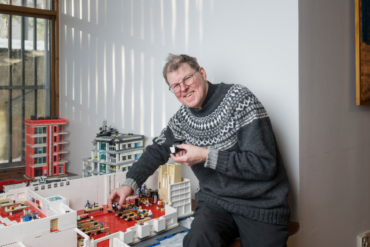 Pastori Kari Kuula näyttää vuonna 2024 Lego-palikoista tekemäänsä Kauniaisten kirkon pienoismallia. Nyt hänellä on tekeillä pienoismalli Kauniaisten kaupungintalosta. Sitä voi ihailla maaliskuussa Kauniaisten kirkolla järjestettävässä Lego-näyttelyssä. Kuva: Juho Kuva.