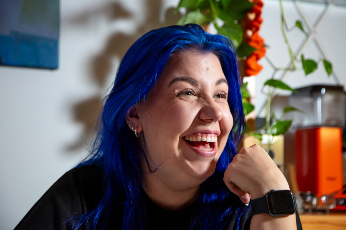 ”Puhuminen on minulle tärkeää ja tapa ajatella. Yhtenä kesänä, kun olin teininä leirikeskuksessa apulaisena, minua kutsuttiin pieneksi matkaradioksi”, toimittaja Aino Silkelä muistelee.