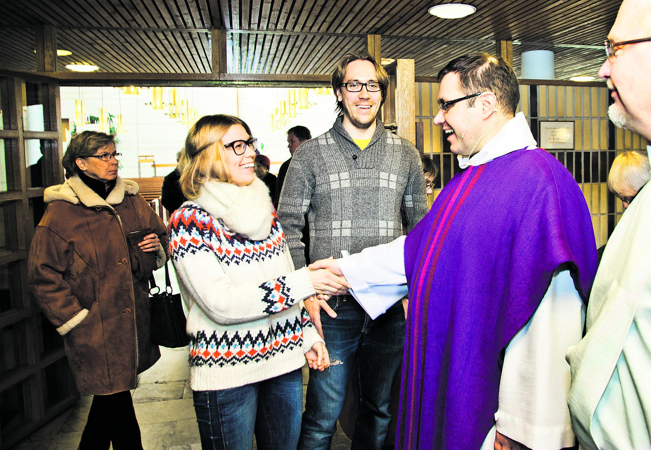 Kutsu ilahdutti. Lauttasaareen muuttaneet Heidi Keränen ja Iikka Salmi (keskellä) kättelivät messun loputtua kirkko-herra Juha Rintamäen kanssa. Kuvassa näkyy myös muita lauttasaarelaisia: vasemmalla seisoo Ritva Lauraéus ja oikealla kirkkoväärti Kari Mattila.