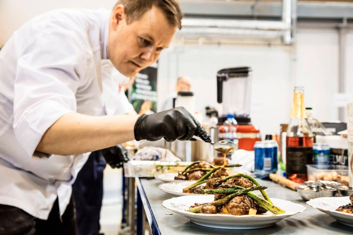 Timo Linnamäellä on pääruokana koftalihapyöryköitä röstiperunoiden, paahdetun paprikan ja vihreän parsan kera.
