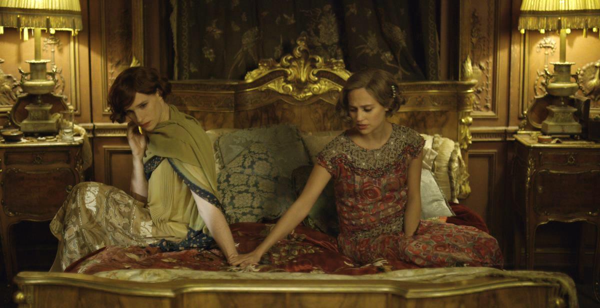 Einar (Eddie Redmayne, vas.) löytää todellisen itsensä ja vaimo Gerda (Alicia Vikander) ymmärtää. Kuva: Agatha A. Nitecka