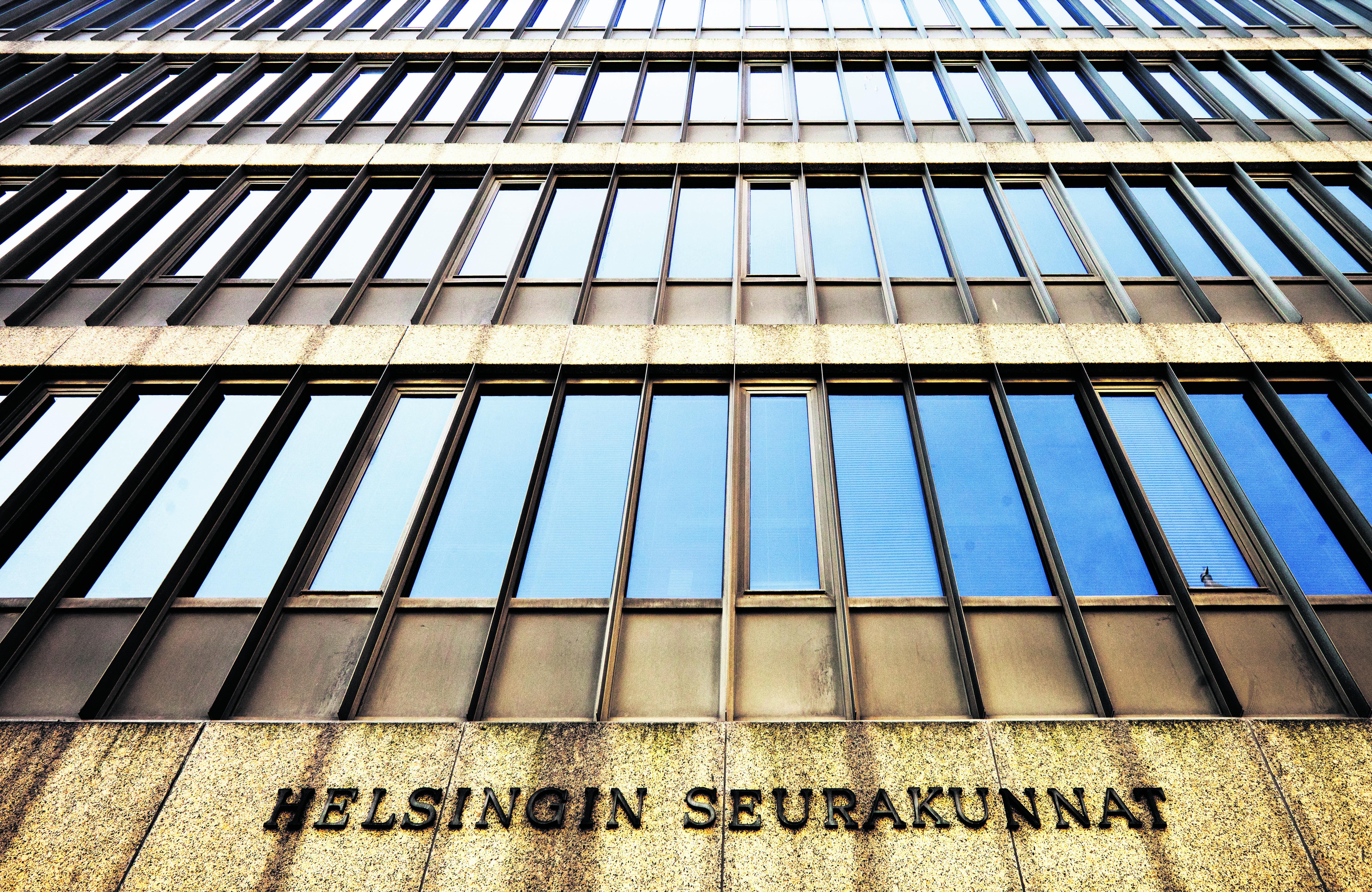 Kenelle valtaa? Suurten seurakuntayhtymien johtajien mukaan kirkkohallituksen esitys kaventaa seurakuntalaisten mahdollisuutta vaikuttaa päätöksentekoon. Johtajien mukaan muualla yhteis- kunnassa hallinnon kehittäminen tähtää demokratian lisäämiseen paikallishallinnossa.