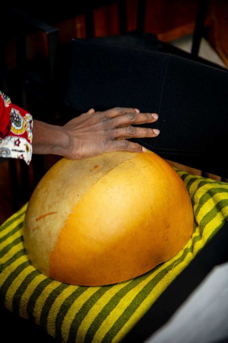 Perkussio-soittimet, esimerkiksi pullokurpitsasta tehty calabas, tuovat oman säväyksensä Makena Trion musisointiin.