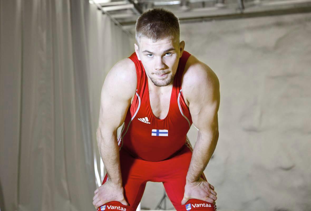 Elias Kuosmanen käy yhä lukiota, sillä ammattimainen painiharjoittelu vie paljon aikaa. Jos hyvin käy, hän edustaa Suomea olympialaisissa.