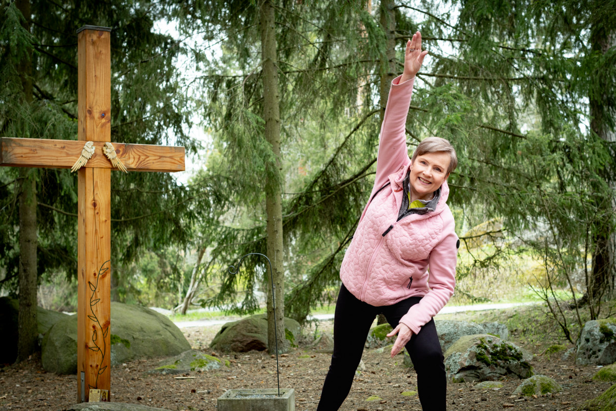 Adèle Salonen ohjaa Matteuksen metsäkirkossa lempeitä liikkeitä, joilla on hyviä vaikutuksia. Liikuntatuokiot on tarkoitettu kaikenkuntoisille.