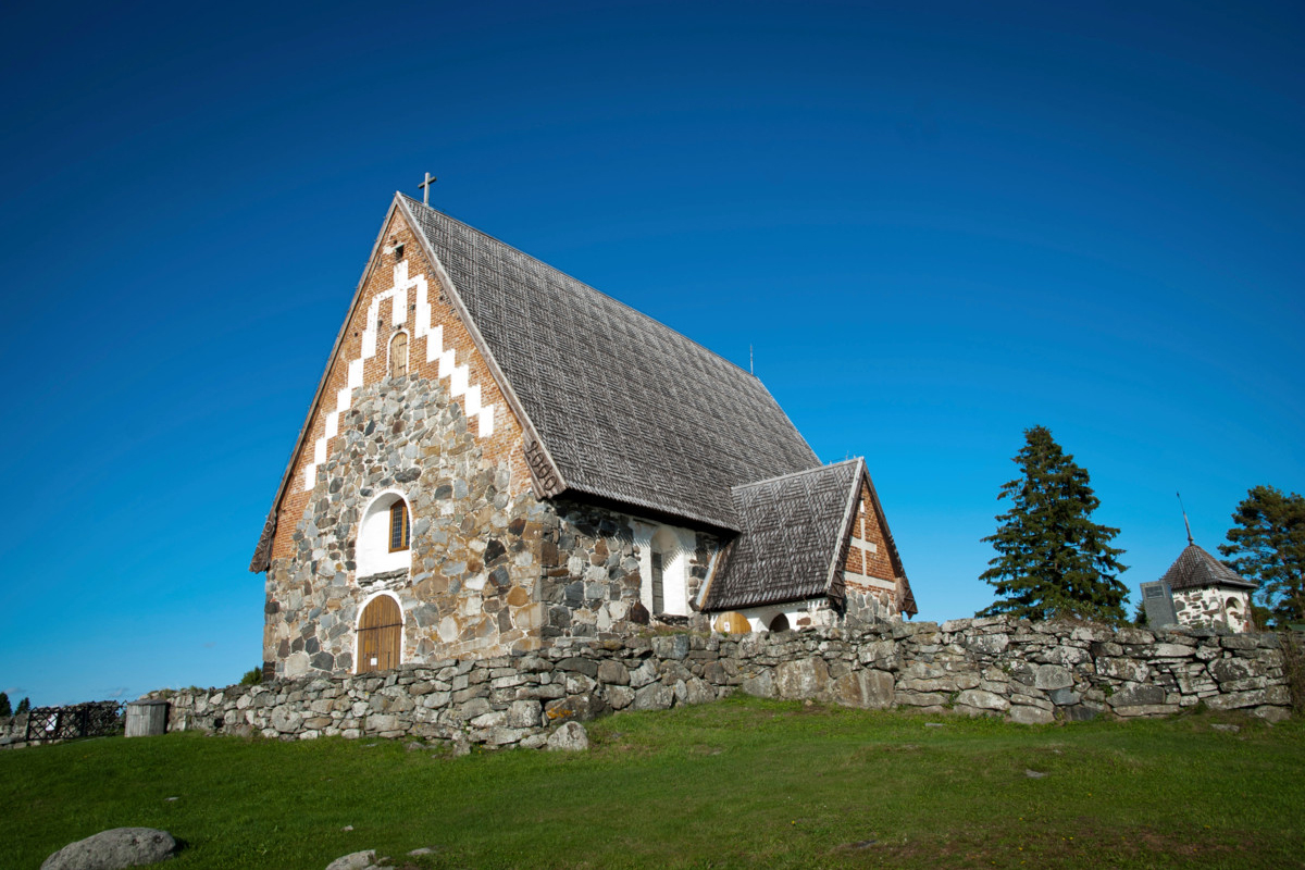 Kirkon arvokas, 1600- ja 1700-lukujen interiööri tuhoutui tulipalossa vuonna 1997. Palon jälkeen kirkko jälleenrakennettiin talkoilla. Kirkko otettiin uudelleen käyttöön puuvalmiina elokuussa 2003 ja sisätilan maalaustyön päätyttyä elokuussa 2009. Tämä kuva on vuodelta 2012. Kuva: SpottingHistory/Wikimedia commons.