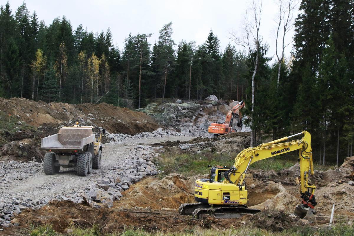 Metsä muuttuu raiskioksi. Kuvassa rakennetaan moottoritietä E18 viime lokakuussa. Kuva: Seppo Sirkka