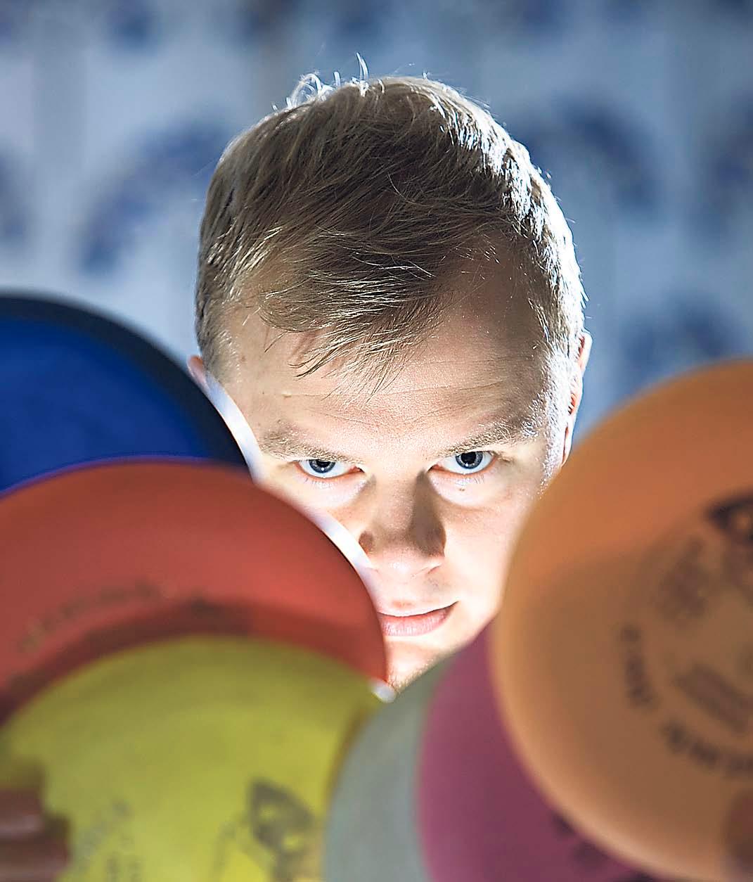 – Frisbeegolf opettaa hallitsemaan mieltä. Heittoihin on keskityttävä täysillä ja unohdettava muu, Otto Ikonen sanoo.